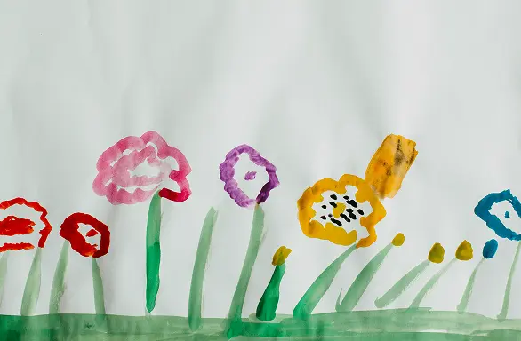 Une aquarelle d'enfant représentant des fleurs colorées avec des tiges et des feuilles vertes, sur fond blanc, célèbre le soutien des financeurs et des partenaires à travers des fleurs rouges, roses, violettes, jaunes et bleues éclatantes.